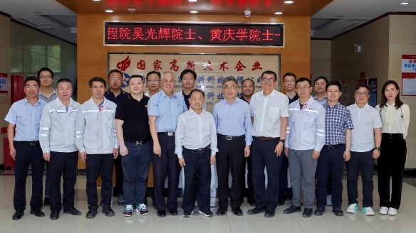 Các viện sĩ Viện Kỹ thuật Trung Quốc Ngô Quang Vinh và Hoàng Khánh Học đến Tân Cương thăm