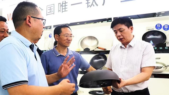 Chủ tịch Ủy ban Hội đồng Nhân dân Thành phố Lô Điền, Liang Lijian, đến thăm và tặng quà mát mẻ tại Kangtial